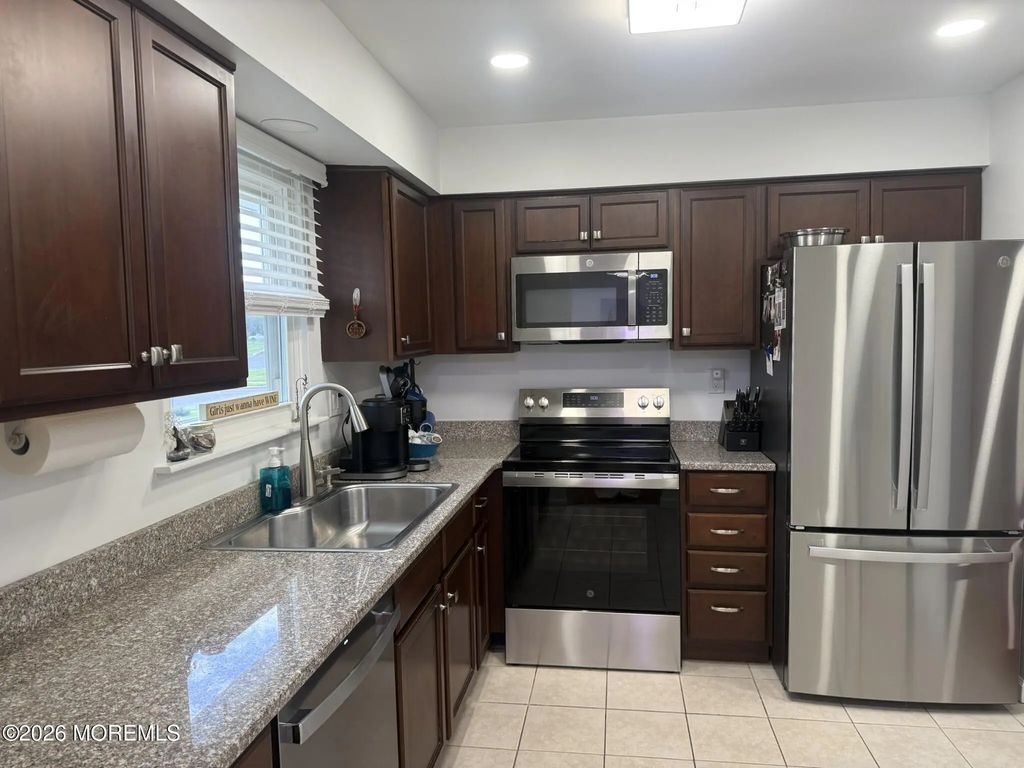131 Central Boulevard, Brick