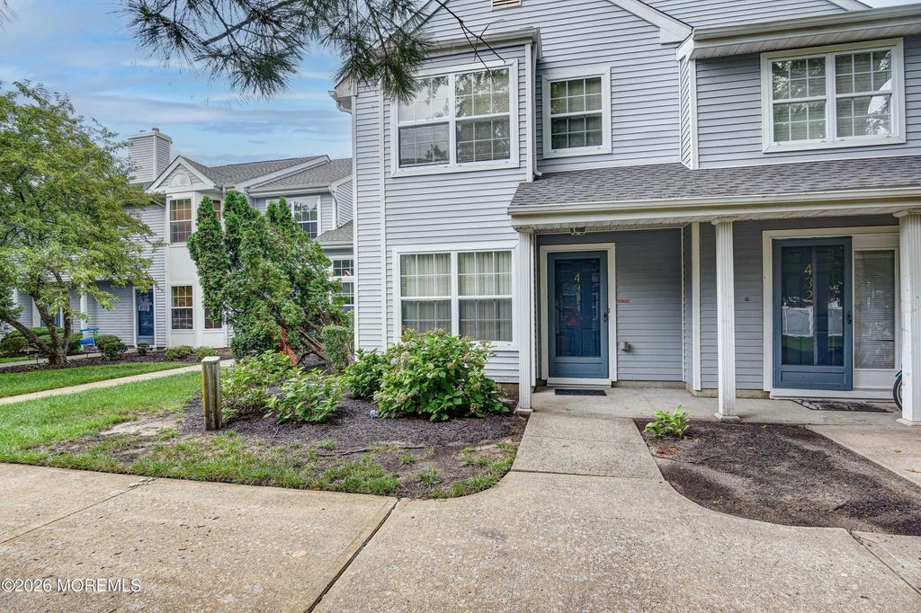 431 Hampton Court, Manalapan