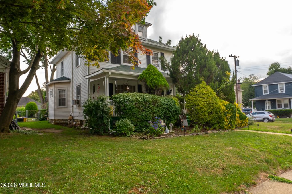 22 Club Place, Freehold