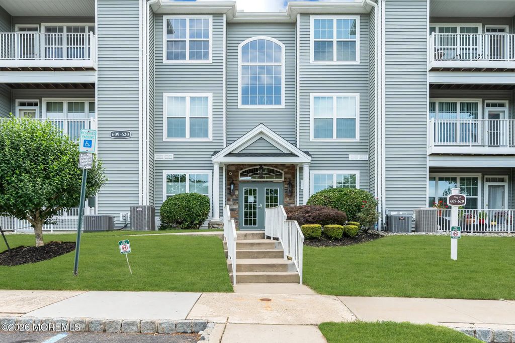 620 Saint Andrews Place, Manalapan