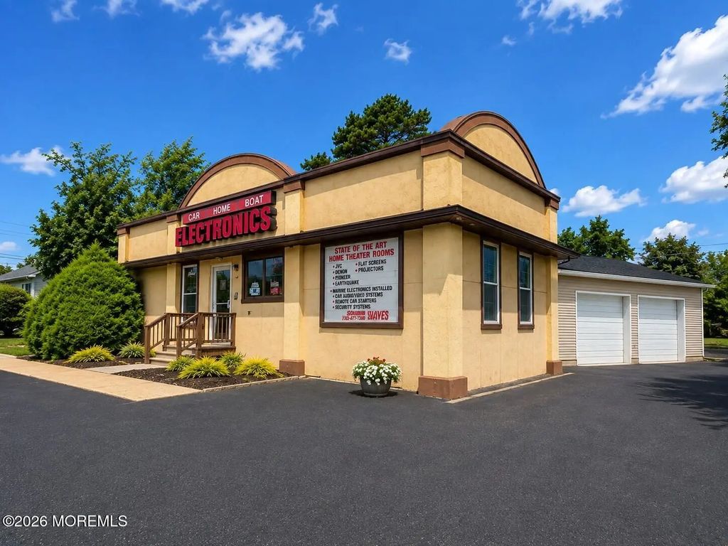 210 Chambersbridge Road, Brick