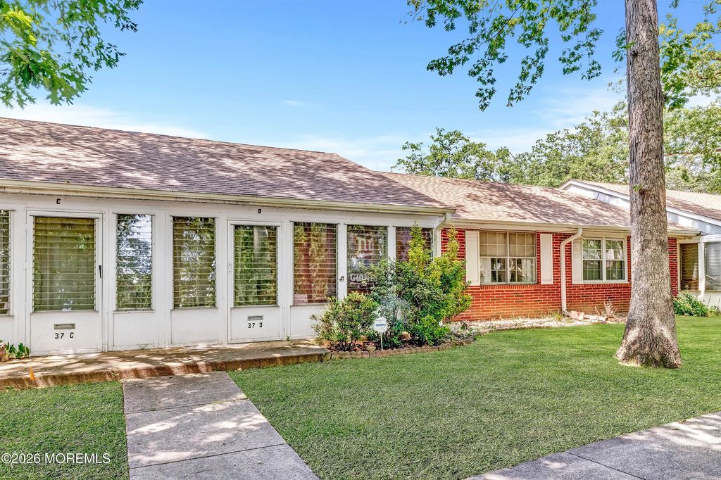 37d Cambridge Court 100, Lakewood