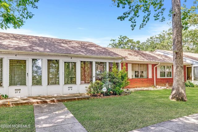 37d Cambridge Court 100, Lakewood