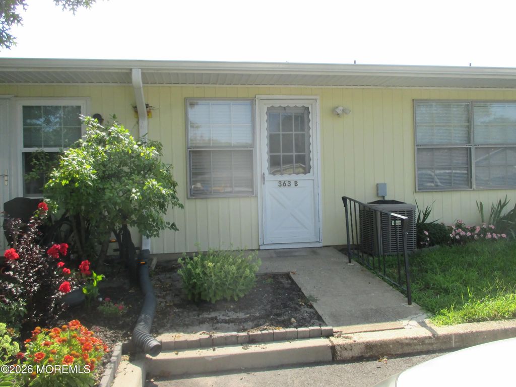 363b Chesterfield Court 363b, Lakewood