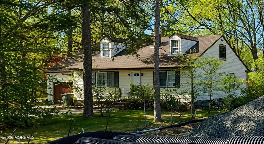 1050 W County Line Road, Lakewood