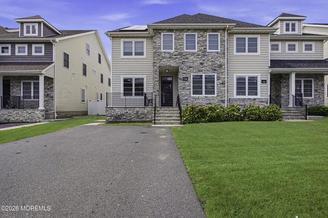 14 Majestic Way, Lakewood