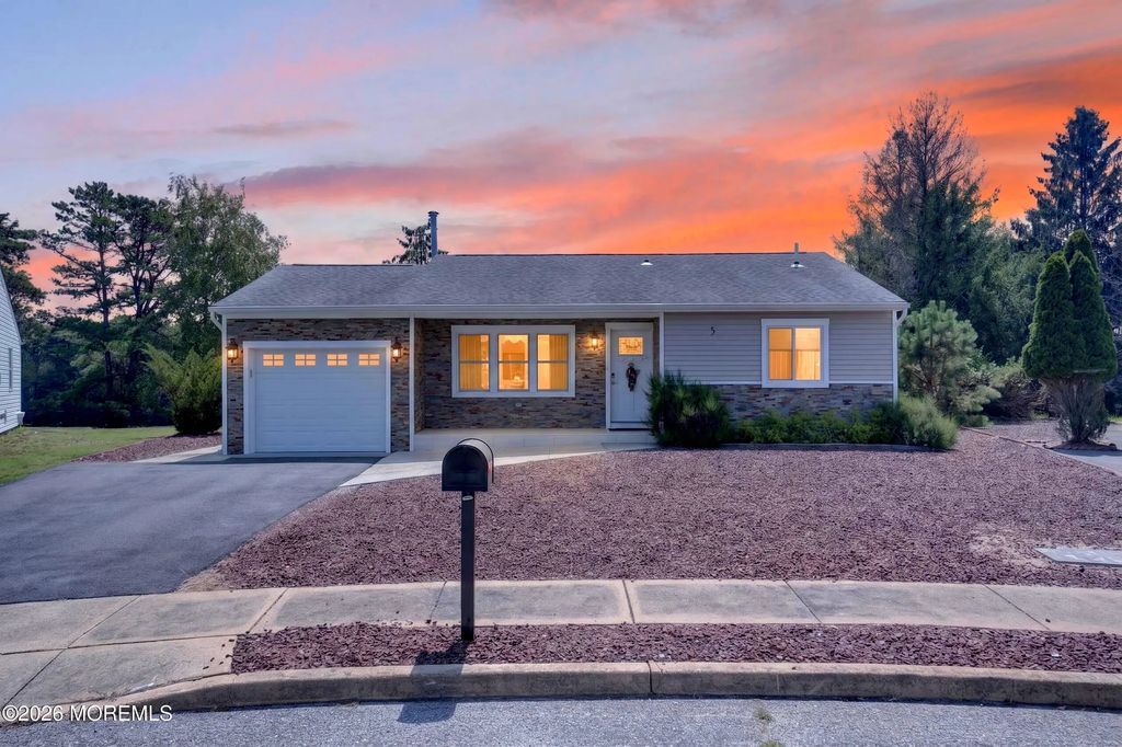 5 Shaw Court, Toms River