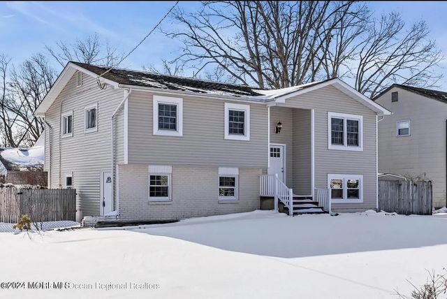 27 Oak Leaf Lane, Toms River