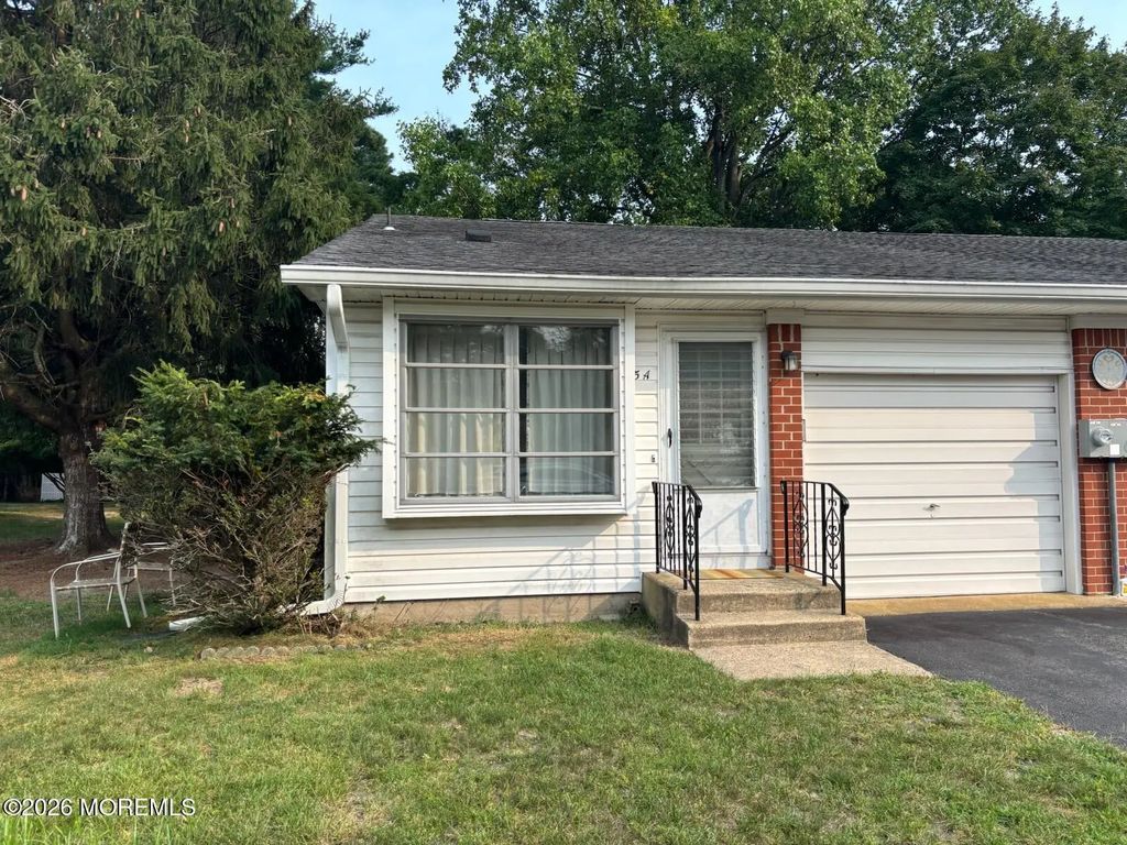 5 Quaker Lane A, Whiting