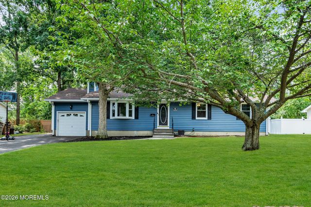 36 Woodland Road, Bayville
