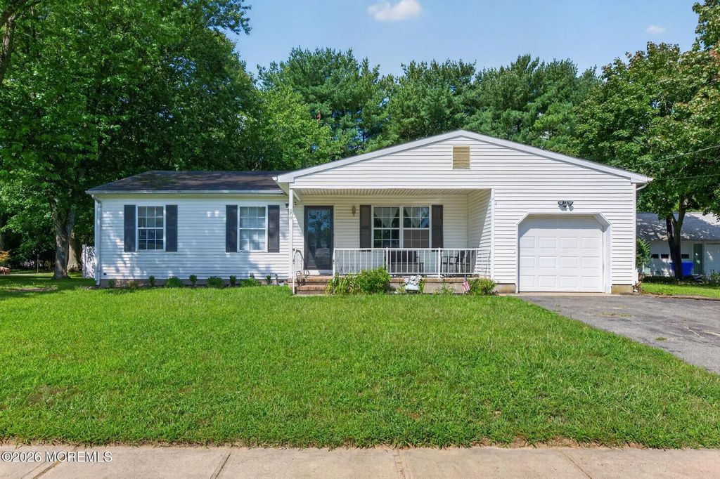 370 Elm Lane, Brick