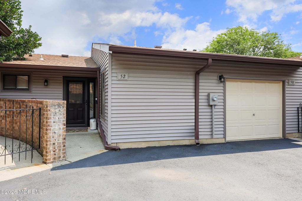 52 Eastport Court, Red Bank