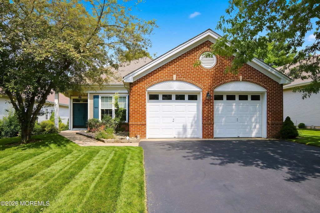 18 Bellflower Drive, Lakewood