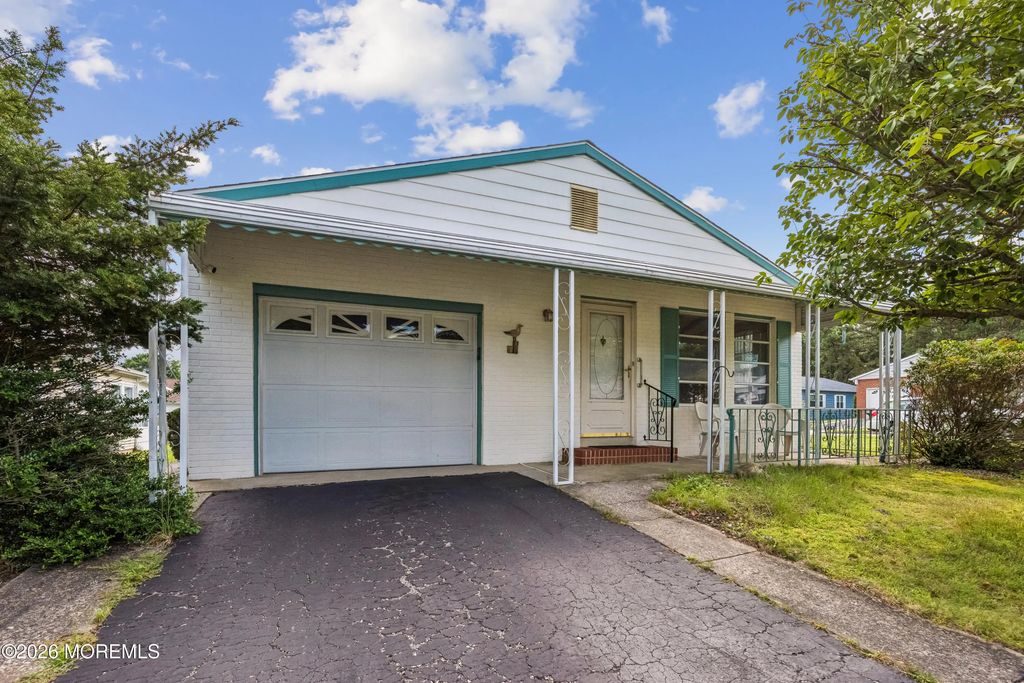 2 Kelowna Court, Toms River