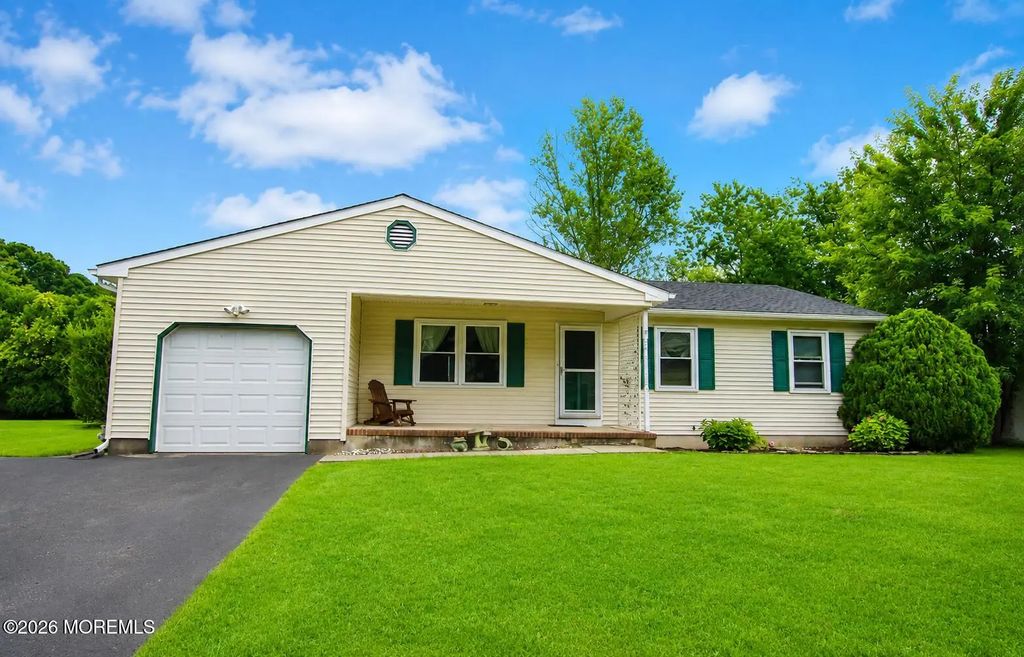 22 Charles Drive, Tinton Falls