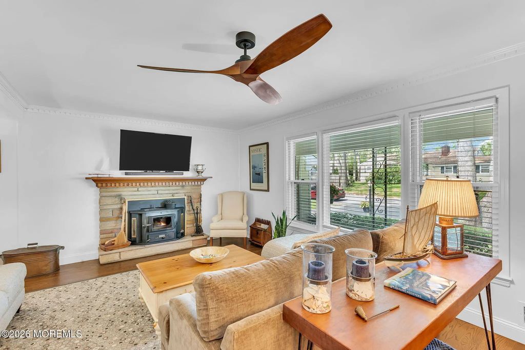 93 Forest Road, Brick