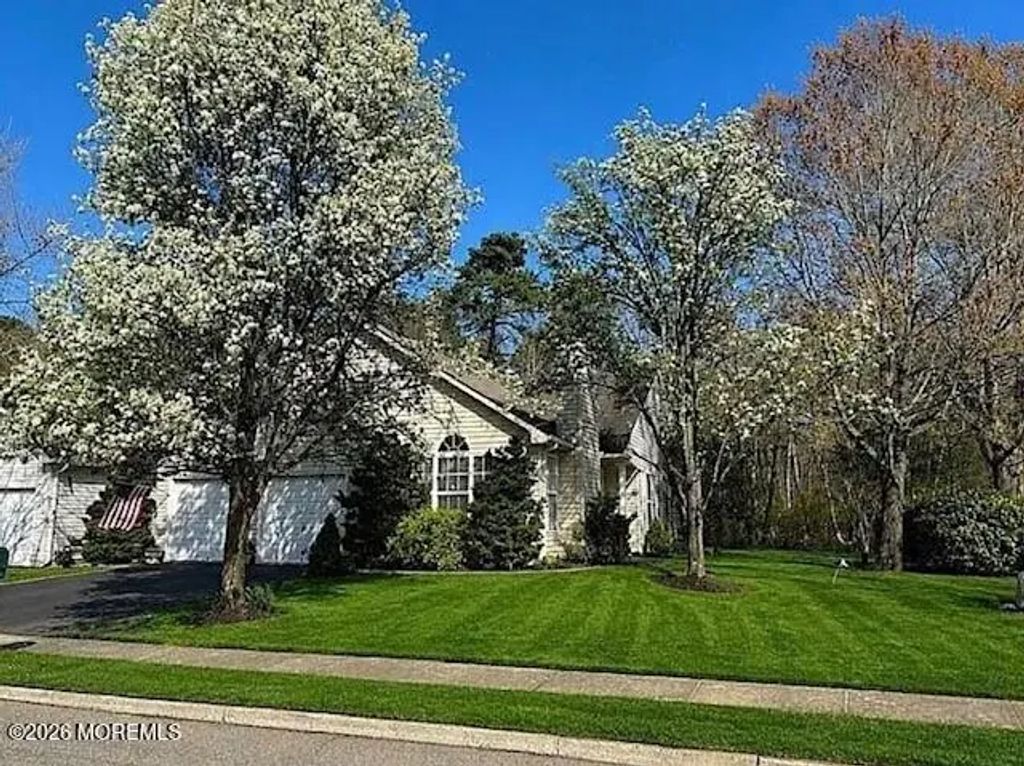 42 Cedar Village Boulevard, Brick