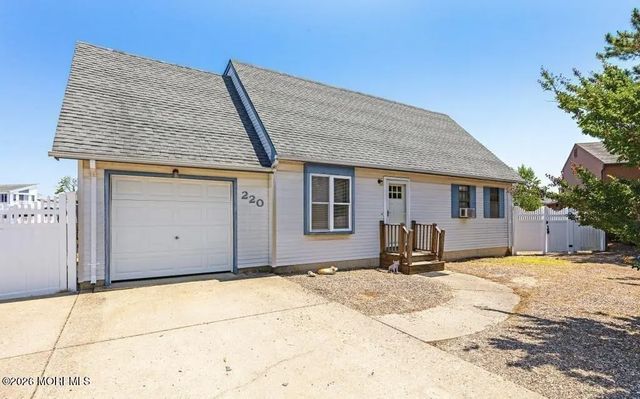 220 Catherine Lane, Beach Haven West
