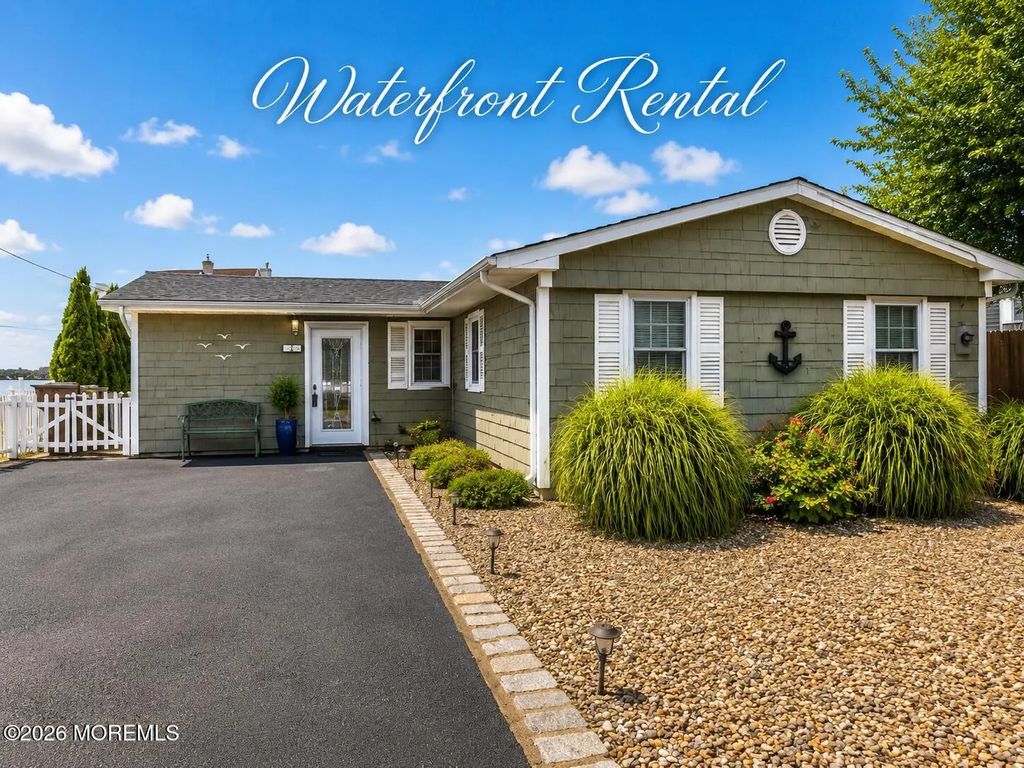 25 Travelers Way, Bayville