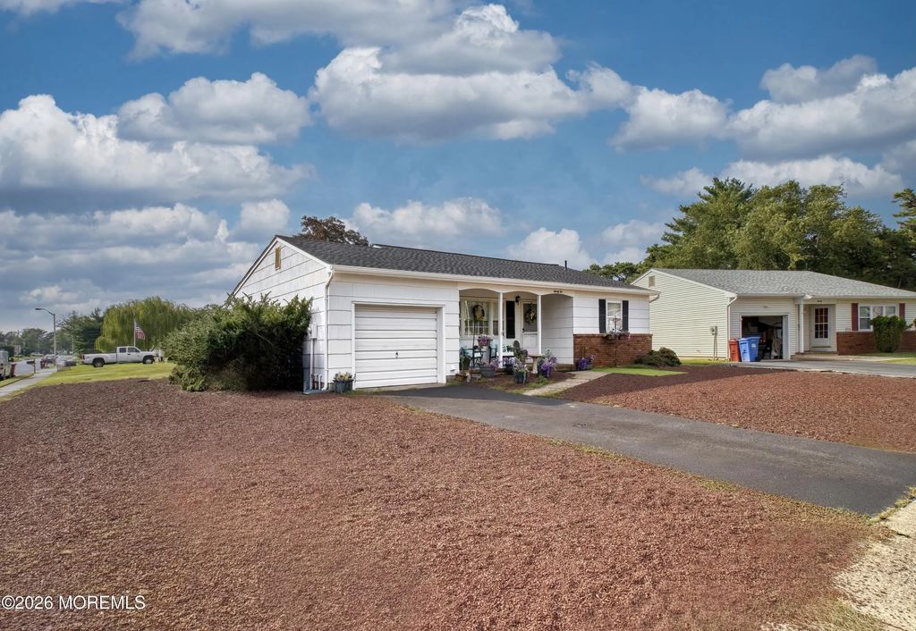 22 Brakenbury Court, Toms River