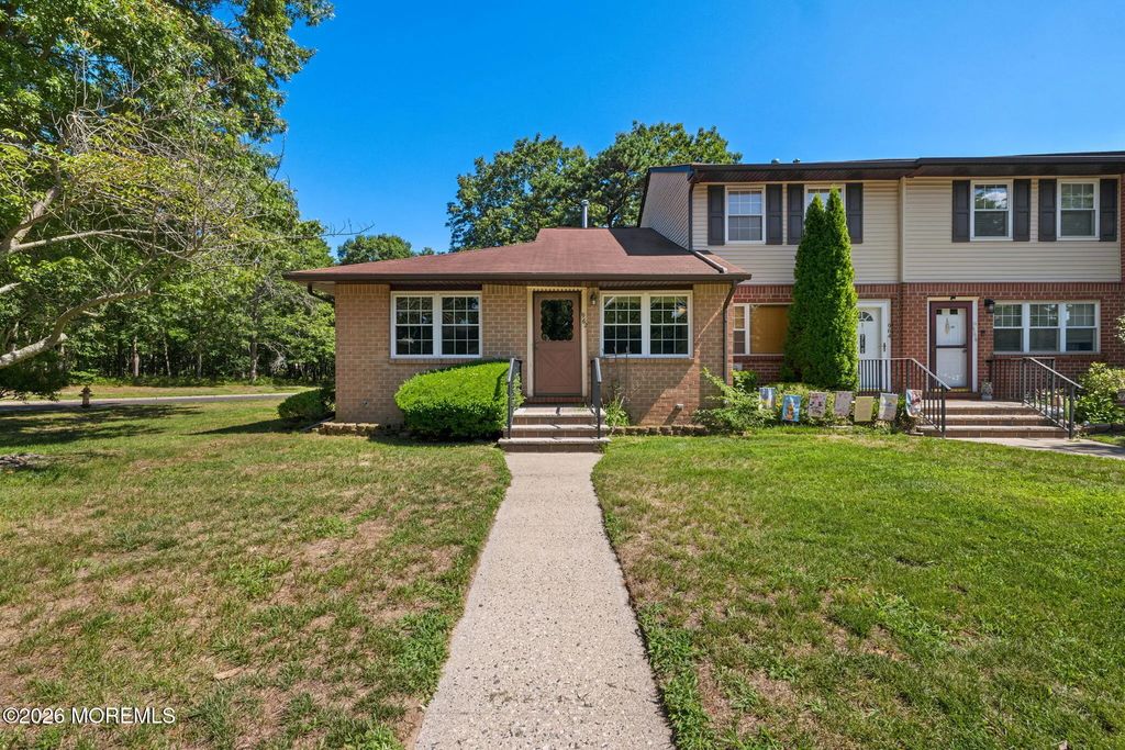 962 Sids Court 962, Brick