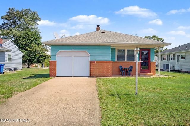 86 Scarborough Place, Toms River
