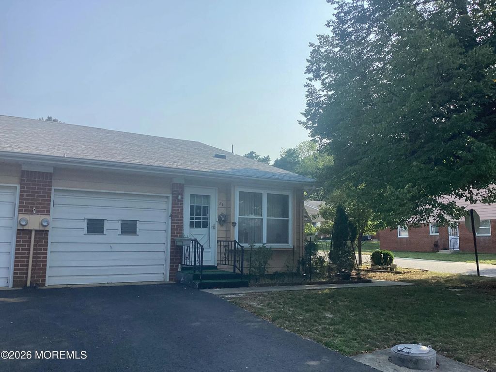 8 Lexington Drive B, Whiting