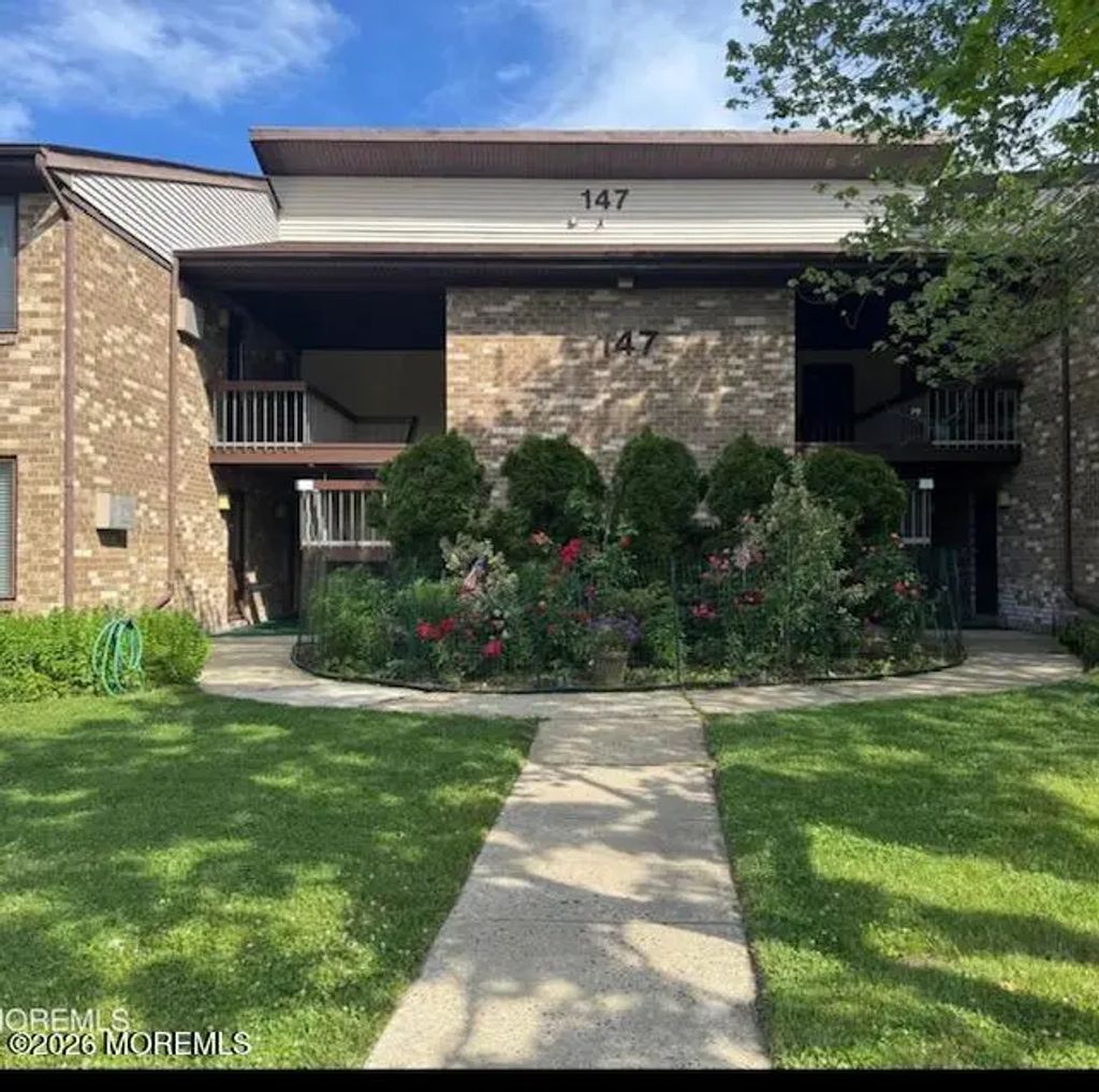 147 Amberly Drive G, Manalapan