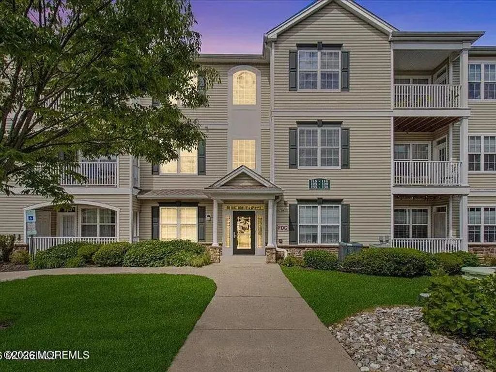 136 Mill Pond Way 22, Eatontown