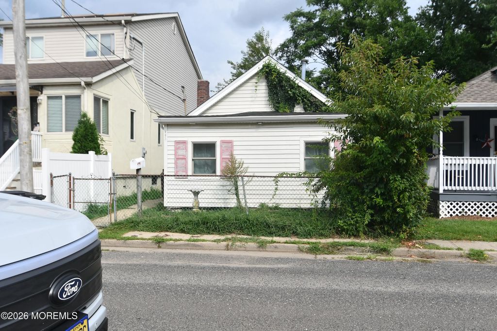 481 Center Avenue, Middletown
