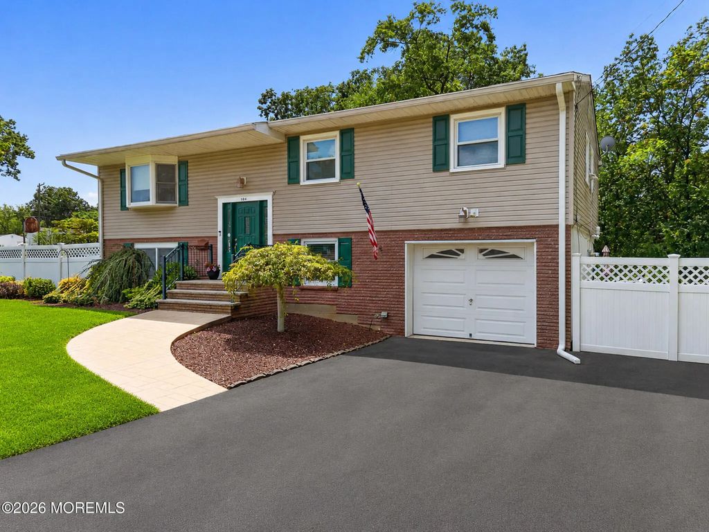 104 Pinewood Road, Howell