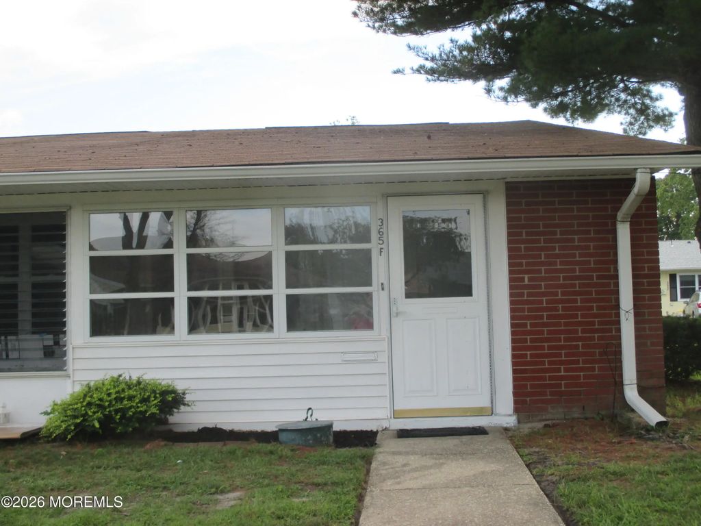365f Chesterfield Court, Lakewood