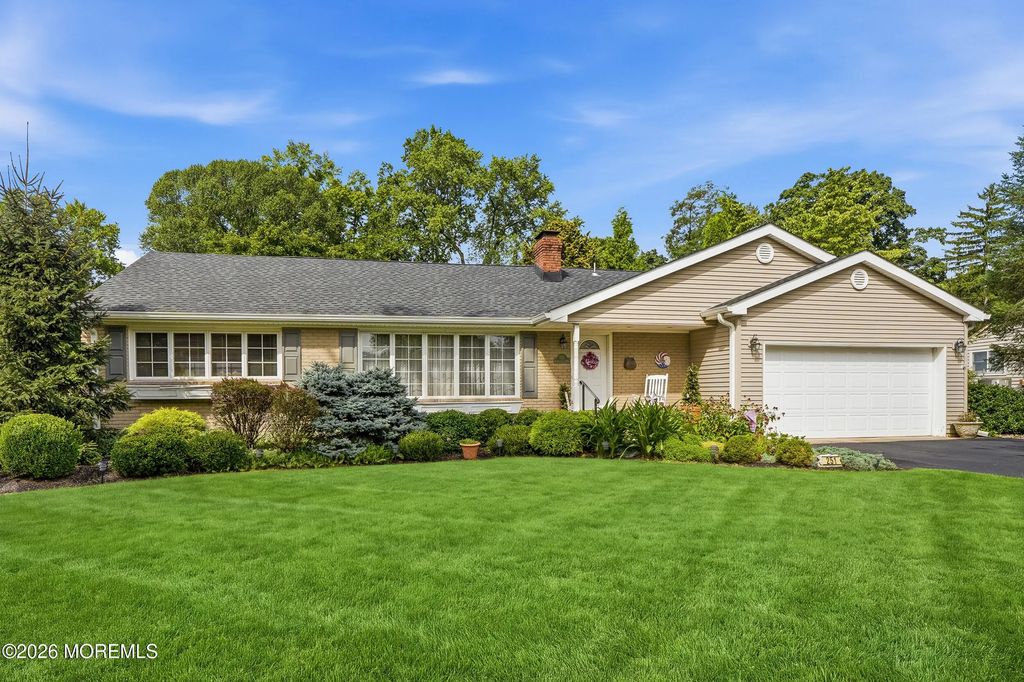 251 Hamiltonian Drive, Middletown