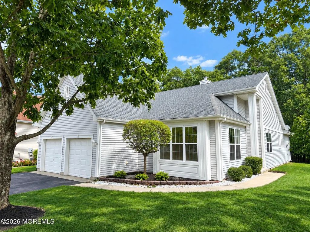 33 Valley Stream Place, Barnegat