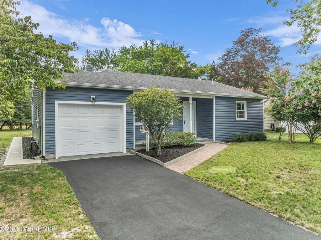 109 Edinburgh Court, Toms River