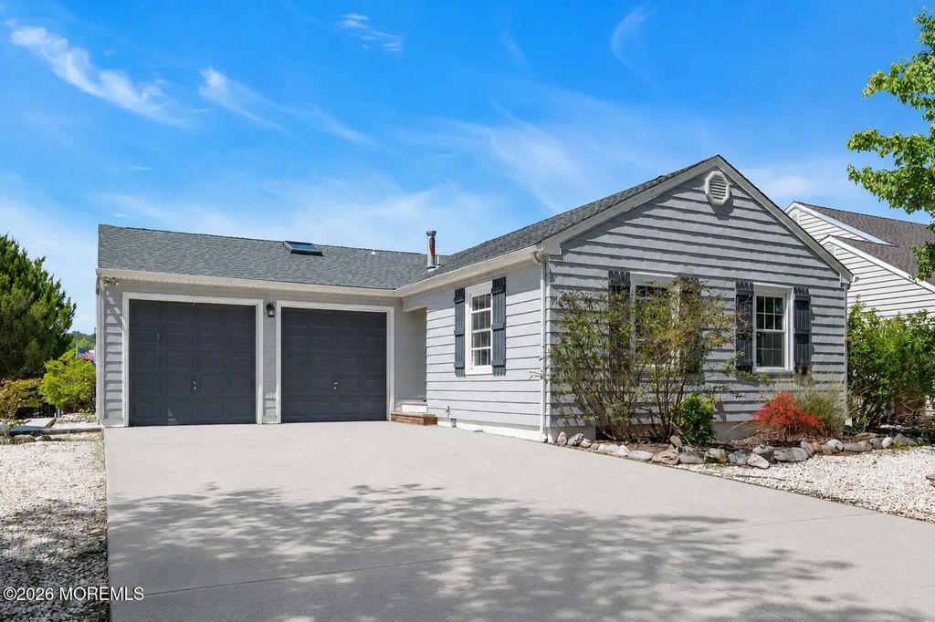 90 Spinnaker Court, Bayville
