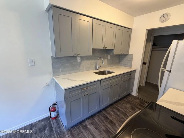 80 Manchester Court E, Freehold