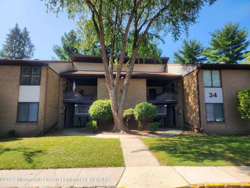 34 Meadow Green Circle J, Manalapan