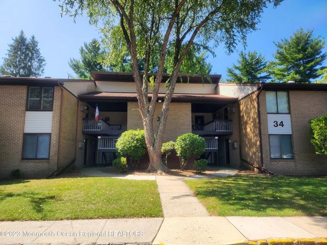 34 Meadow Green Circle J, Manalapan
