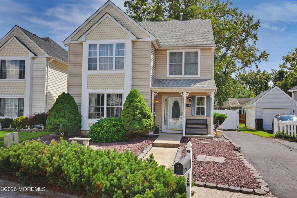 129 Hamlet Court, Toms River