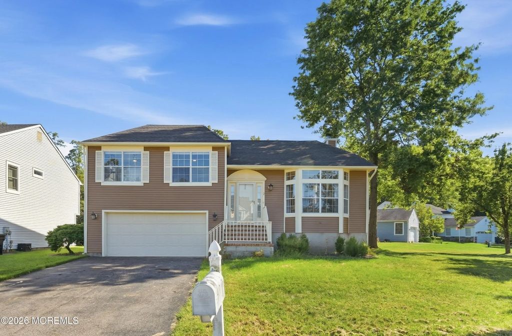 2 Honey Locust Lane, Howell