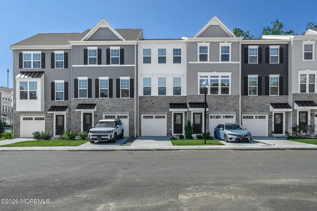 5 Pelham Lane, Bayville