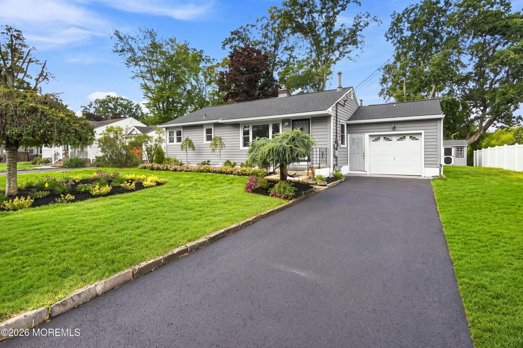 20 Stempler Court, Holmdel