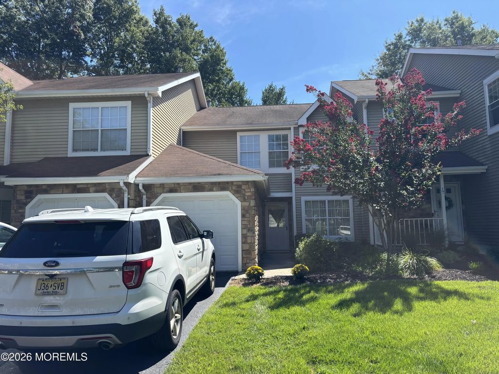 15 Saddle Court, Tinton Falls