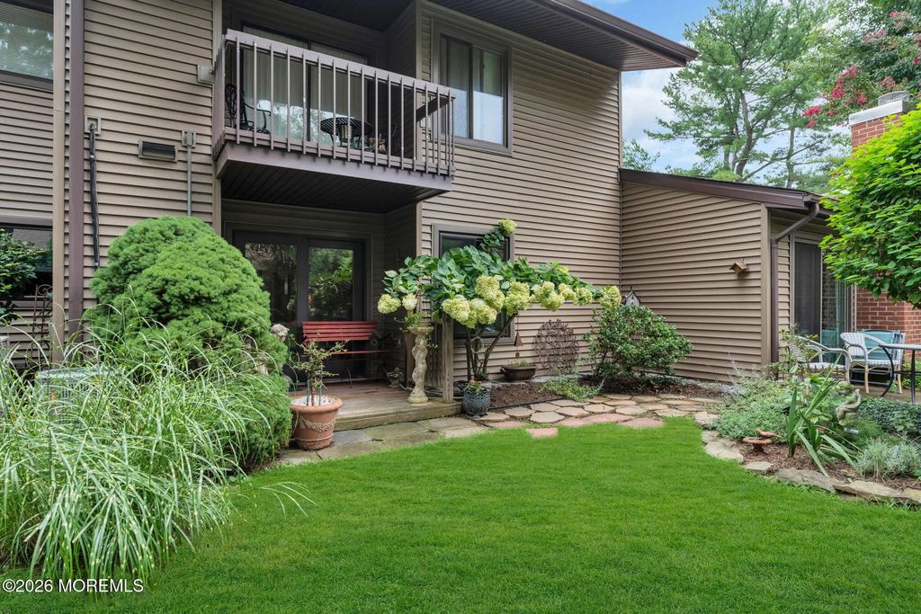 21 Concord Court A, Red Bank