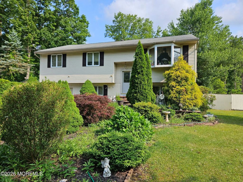 646 Salem Avenue, Franklinville