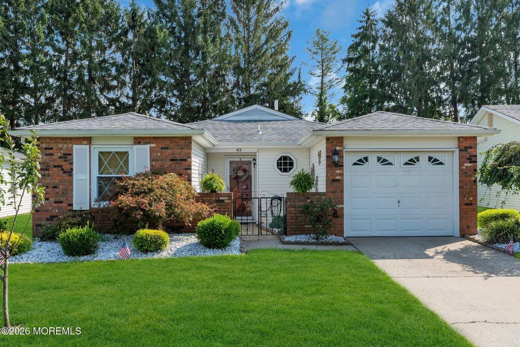 43 Lauren Lane N, Brick