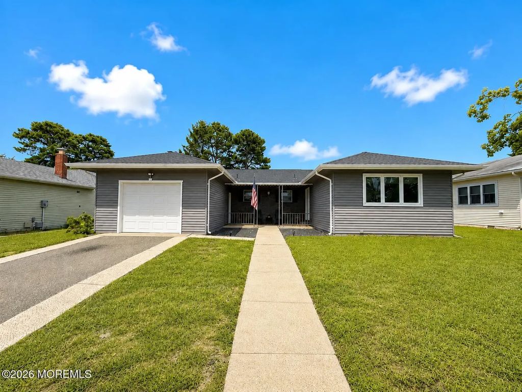 8 Buena Visa Drive, Toms River
