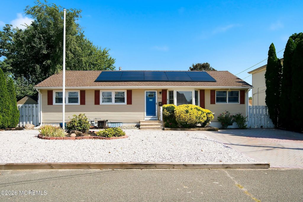 213 Lorraine Place, Brick