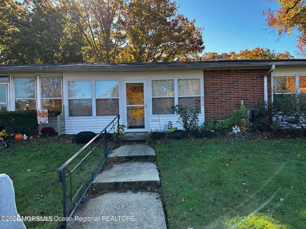 106 E Edinburgh Lane, Lakewood